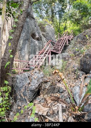 Eine robuste Stahlbrücke bestieg eine Kalksteinklippe auf einem Naturpfad des Nationalparks, umgeben von dichten Wäldern und Felsen. Perfekt für Wanderer und Natur Stockfoto