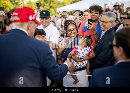 Washington, Vereinigte Staaten Von Amerika. Juli 2025. Washington, Vereinigte Staaten von Amerika. Juli 2025. US-Präsident Donald Trump begrüßt Gäste beim Picknick am Unabhängigkeitstag auf dem Südrasen des Weißen Hauses, 4. Juli 2025 in Washington, DC Credit: Daniel Torok/White House Photo/Alamy Live News Stockfoto