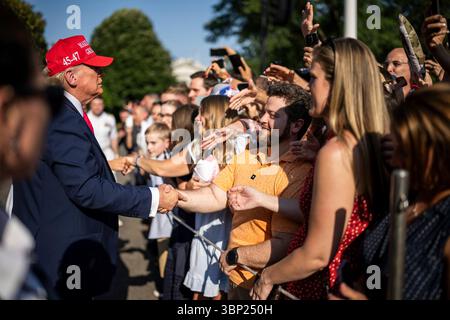 Washington, Vereinigte Staaten Von Amerika. Juli 2025. Washington, Vereinigte Staaten von Amerika. Juli 2025. US-Präsident Donald Trump begrüßt Gäste beim Picknick am Unabhängigkeitstag auf dem Südrasen des Weißen Hauses, 4. Juli 2025 in Washington, DC Credit: Daniel Torok/White House Photo/Alamy Live News Stockfoto
