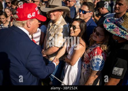 Washington, Vereinigte Staaten Von Amerika. Juli 2025. Washington, Vereinigte Staaten von Amerika. Juli 2025. US-Präsident Donald Trump begrüßt Gäste beim Picknick am Unabhängigkeitstag auf dem Südrasen des Weißen Hauses, 4. Juli 2025 in Washington, DC Credit: Daniel Torok/White House Photo/Alamy Live News Stockfoto