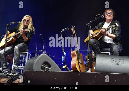 Berliner Rundfunk OPEN AIR 2025 - Wuhlheide LIVE on Stage: Eine Veranstaltung des Berliner Rundfunks OPEN AIR. Dieter Birr, Maschine von den Puhdys C Ostrock-ikone mit Unterstützung von Gitarrist Uwe Hassbecker dumm. In Berlin, am 05.07.2025 *** Berliner Rundfunk OPEN AIR 2025 Wuhlheide LIVE auf der Bühne eine Veranstaltung des Berliner Rundfunks OPEN AIR Dieter Birr, Maschine der Puhdys C East Rock-Ikone mit Unterstützung von Gitarrist Uwe Hassbecker Silly in Berlin, am 05 07 2025 Photopress Müller Stockfoto