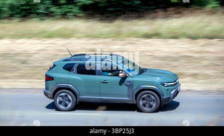 Milton Keynes, Bucks, UK - 4. Juli 2025: 2025 grüne Dacia Duster SUV-Wagen auf einer britischen Straße Stockfoto