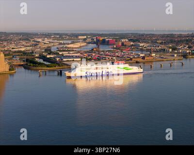 Luftbild des Mersey River und des Birkenhead Terminals mit einer großen Fähre am Morgen Stockfoto