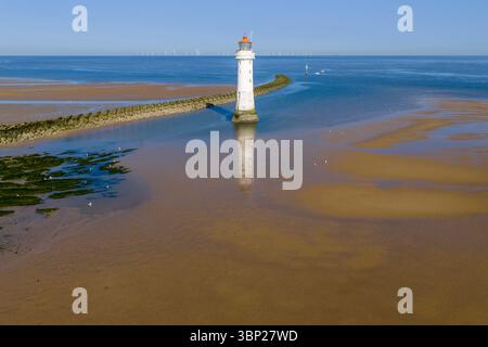 Luftbild eines Leuchtturms am Ufer von New Brighton in Wirral - Großbritannien Stockfoto