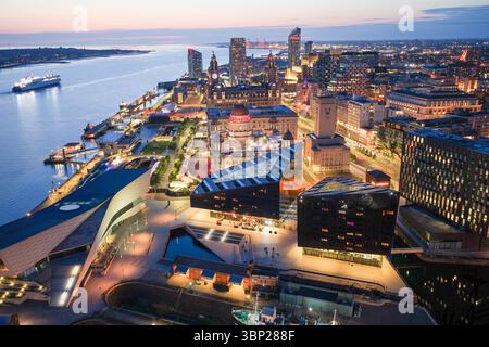 Luftbild der beleuchteten Skyline von Liverpool mit einem Schiff, das auf dem Fluss Mersey fährt Stockfoto