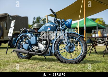 1940 BSA M20 Motorcycle auf der Military Airshow Airshow in Shuttleworth am 31. Mai 2025. Stockfoto