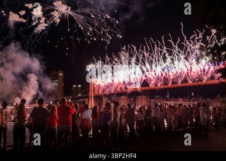 New York City, New York, USA. Juli 2025. Ein Feuerwerk explodiert über dem Himmel des Big Apple, während die Menschen am 4. Juli 2025 in New York City, USA, den Unabhängigkeitstag feiern. New Yorker sehen die 49. Ausgabe von Macy's 4th of July Fireworks Show feuerte über 80.000 Granaten in 30 leuchtenden Farben ab und nutzte Projektionskarten, um die Brooklyn Bridge zu beleuchten. Zehntausende von Menschen haben das faszinierende Spektakel von Brücken, Küsten und Dächern aus gesehen. Quelle: Aashish Kiphayet/ZUMA Wire/Alamy Live News Stockfoto