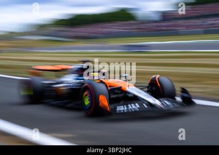 TOWCESTER, VEREINIGTES KÖNIGREICH. 5. Juli: Oscar Piastri (Australien) von McLaren im Qualifying während des Grand Prix 2025 von Qatar Airways auf dem Silverstone Circuit am Samstag, 5. Juli 2025 in TOWCESTER, ENGLAND. Quelle: Taka G Wu/Alamy Live News Stockfoto