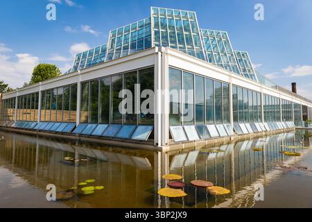 Como Park Conservatory Building unter der hellen Sommersonne, umgeben von üppigem Grün und lebhaften botanischen Gärten in Minnesota Stockfoto
