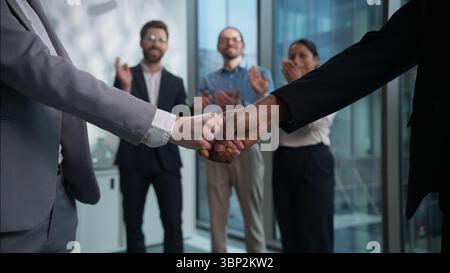Nahaufnahme Handschlag zwei Geschäftsleute schütteln die Hände Hintergrund des Büros multiethnische Arbeiter Applaus Geschäftsmänner Geschäftsfrauen Team erfolgreich Stockfoto
