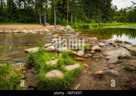 Ein malerischer Blick auf den Mississippi River Headwaters Trail, der sich entlang der Ufer des berühmten Flusses schlängelt. Stockfoto