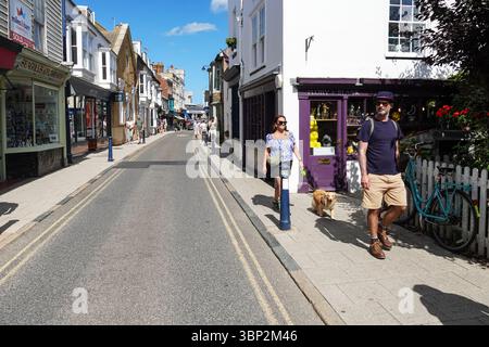 Geschäfte und Restaurants in der Harbour Street in Whitstable, Kent, England Großbritannien Stockfoto