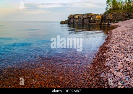 Fesselnder Blick auf farbige Felsen und klares Wasser am Ionas Beach am Ufer des Lake Superior Stockfoto