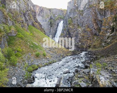 Der majestätische Vøringsfossen-Wasserfall, der in die tiefe und felsige Måbødalen-Schlucht in Norwegen stürzt. Ein turbulenter Gebirgsfluss fließt durch das Tal Stockfoto