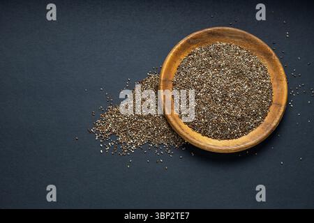 Salvia hispanica – Bio-Chiasamen in der Schüssel Stockfoto