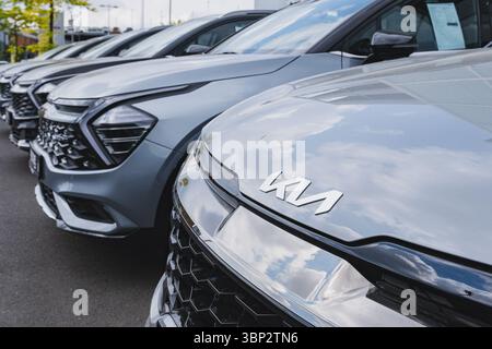 Nahaufnahme des KIA-Emblems an einem Fahrzeug außerhalb des Händlerbetriebs zum Verkauf Stockfoto