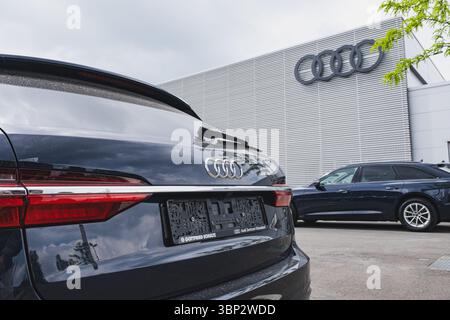 AUDI-Emblem auf der Rückseite eines in der Nähe des Händlerbetriebs geparkten Fahrzeugs Stockfoto