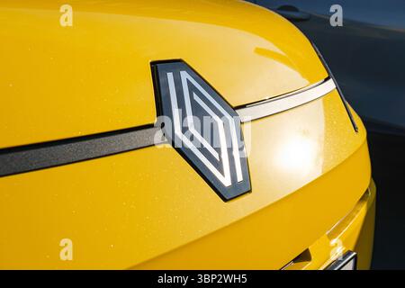 Nahaufnahme des Renault-Emblems auf der Vorderseite eines Fahrzeugs Stockfoto