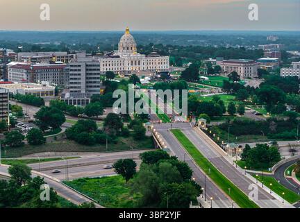 Ein Blick aus der Vogelperspektive auf das majestätische Minnesota State Capitol in St. Paul, wunderschön beleuchtet in der Abenddämmerung Stockfoto