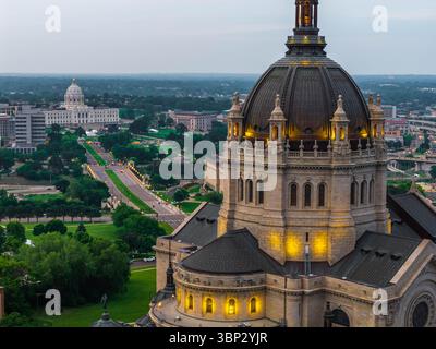 Ein atemberaubender Blick aus der Luft auf die majestätische Kathedrale von Saint Paul und das Minnesota State Capitol Stockfoto