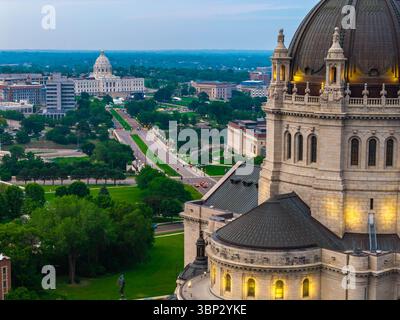 Ein atemberaubender Blick aus der Luft auf die majestätische Kathedrale von Saint Paul und das Minnesota State Capitol Stockfoto