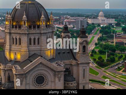 Ein atemberaubender Blick aus der Luft auf die majestätische Kathedrale von Saint Paul und das Minnesota State Capitol Stockfoto