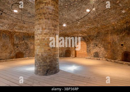 Das Innere eines alten, verlassenen Bienenstockofens, in dem Töpferwaren abgefeuert wurden Stockfoto