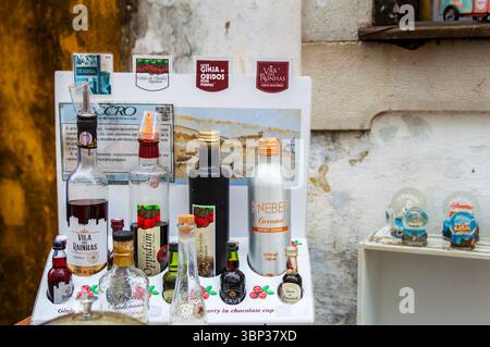 Obidos, Portugal, 8. März 2025. Blick auf die farbenfrohen Flaschen für die berühmte „Ginja de Óbidos“ oder „Ginjinha“, den Kirschlikör in der historischen Stadt Obidos Stockfoto