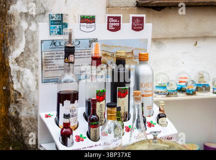 Obidos, Portugal, 8. März 2025. Blick auf die farbenfrohen Flaschen für die berühmte „Ginja de Óbidos“ oder „Ginjinha“, den Kirschlikör in der historischen Stadt Obidos Stockfoto
