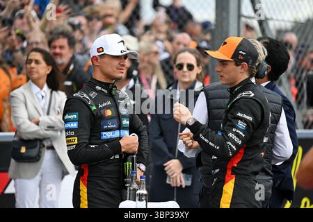 London, Großbritannien. Juli 2025. McLarens australischer Fahrer Oscar Piastri (Front R) spricht mit McLarens britischem Fahrer Lando Norris (Front L) nach dem Qualifying zum Formel 1 Grand Prix 2025 auf dem Silverstone Circuit in Silverstone, Großbritannien, 5. Juli 2025. Quelle: Wu Lu/Xinhua/Alamy Live News Stockfoto