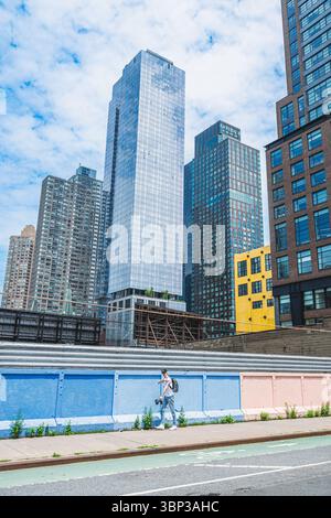 Die Skyline von Hudson Yards in New York City ist die berühmte Architektur der Innenstadt Manhattans in der Straßenfotografie-Szene von New York City Stockfoto