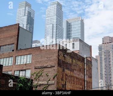 Die Skyline von Hudson Yards in New York City ist die berühmte Architektur der Innenstadt Manhattans in der Straßenfotografie-Szene von New York City Stockfoto