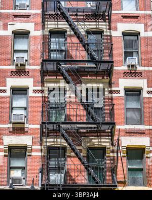 New York City Feuerwehrleiter und Straßenfotografieszenen - berühmte New York City Architektur-Szene im Zentrum von Manhattan tagsüber Stockfoto
