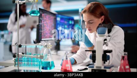 Team Aus Verschiedenen Ärzten, Die Daten Auf Computerbildschirmen Im Labor Analysieren. Stockfoto