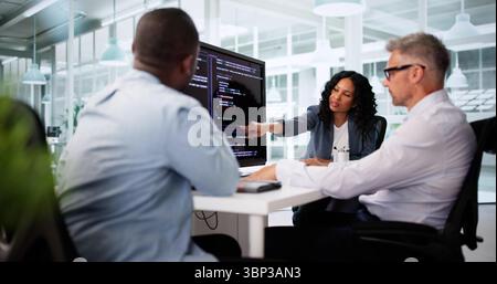 Black Software Engineer Debugt Code Auf Dem Bildschirm Des Bürocomputers. Stockfoto