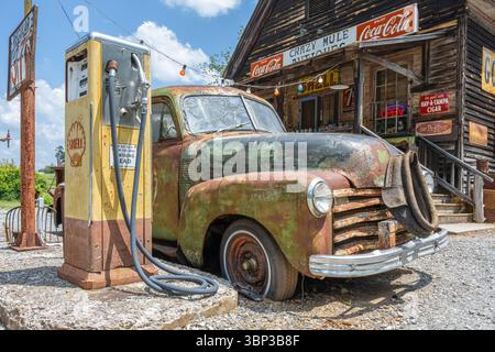 Crazy Mule Arts & Antiques in einem 1909 in Lula, Georgia, gelegenen Kaufhaus in den Ausläufern der Blue Ridge Mountains. (USA) Stockfoto
