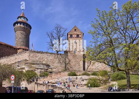 Kaiserburg, St. Walburgis Castle Chapel, Sinnwell Tower, Affenfelsen, Schloss, Rundturm, Burgkapelle, Burgmauer, Bäume, Rasen, Fußgänger A Stockfoto