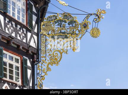 Stadtansicht auf Nagold im Nordschwarzwald. Fachwerkhaus Hotel Post auf dem Vorstadtplatz mit künstlerischem Nasenschild. Nagold, Baden-Wuertte Stockfoto