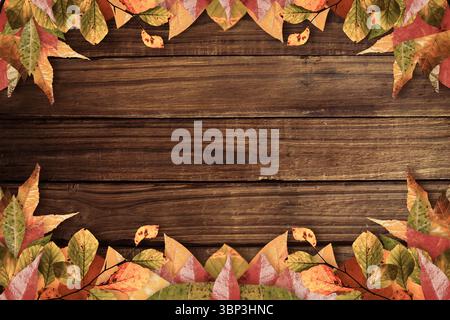 Rechteckige Holztafel wird von Herbstblättern in flachem rustikalem Design eingerahmt, Kopierraum Stockfoto