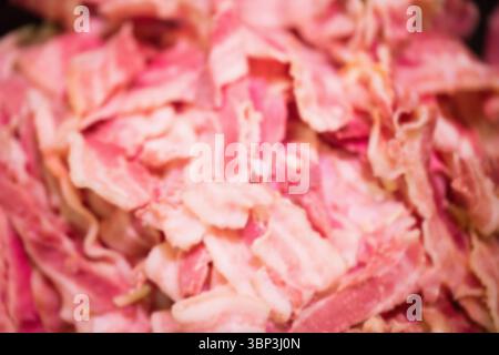 Die flache Abbildung zeigt rohe Speckscheiben mit rosa Marmorierung auf transparentem Hintergrund Stockfoto