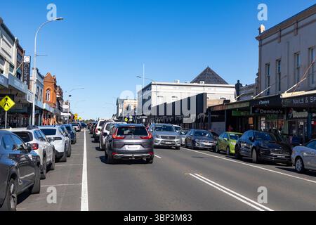Bowral Stadtzentrum, Bong Bong Bong High Street in Bowral mit Geschäften und Geschäften, Southern Highlands, NSW, Australien an einem blauen Wintertag Stockfoto