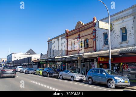 Bowral Stadtzentrum, Bong Bong Bong High Street in Bowral mit Geschäften und Geschäften, Southern Highlands, NSW, Australien an einem blauen Wintertag Stockfoto