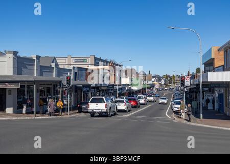 Bowral Stadtzentrum, Bong Bong Bong High Street in Bowral mit Geschäften und Geschäften, Southern Highlands, NSW, Australien an einem blauen Wintertag Stockfoto