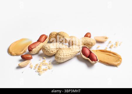 Zusammensetzung mit Erdnüssen und Butterabstrichen auf hellem Hintergrund Stockfoto
