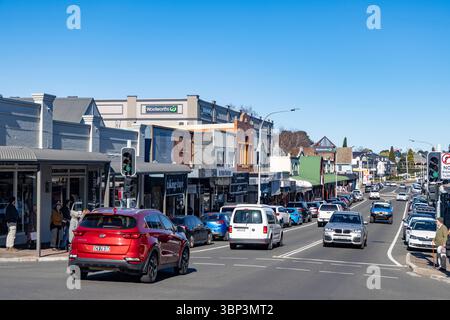 Bowral Stadtzentrum, Bong Bong Bong High Street in Bowral mit Geschäften und Geschäften, Southern Highlands, NSW, Australien an einem blauen Wintertag Stockfoto