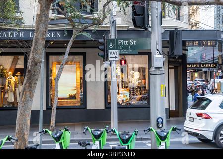 Pitt Street Sydney, Einkaufsstraße im Stadtzentrum von Sydney mit Ralph Lauren Store und Elektromotorroller zum Verleih, NSW, Australien Stockfoto