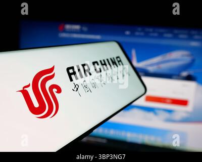 Deutschland. Juni 2025. In dieser Abbildung ist ein Smartphone mit dem Logo der chinesischen Fluggesellschaft Air China Limited auf dem Bildschirm vor der Website zu sehen. Quelle: SOPA Images Limited/Alamy Live News Stockfoto