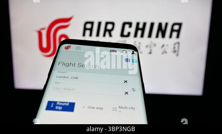 Deutschland. Juni 2025. In dieser Abbildung ist ein Mobiltelefon mit der Website der chinesischen Fluggesellschaft Air China Limited auf dem Bildschirm vor dem Logo zu sehen. Quelle: SOPA Images Limited/Alamy Live News Stockfoto