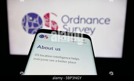 Deutschland. Juni 2025. In dieser Abbildung ist ein Mobiltelefon mit der Website der britischen Kartenagentur Ordnance Survey (OS) auf dem Bildschirm vor dem Logo zu sehen. Quelle: SOPA Images Limited/Alamy Live News Stockfoto