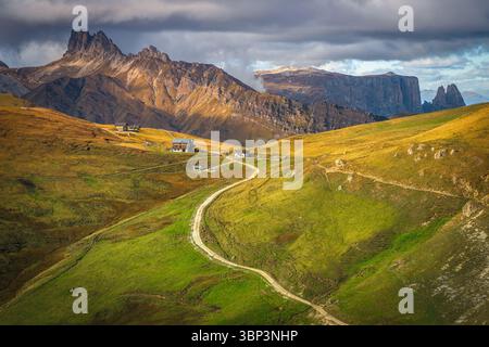 Wanderweg am Hang und schöner Bergkamm im Hintergrund, Seiser Alm, Dolomiten, Italien, Europa Stockfoto